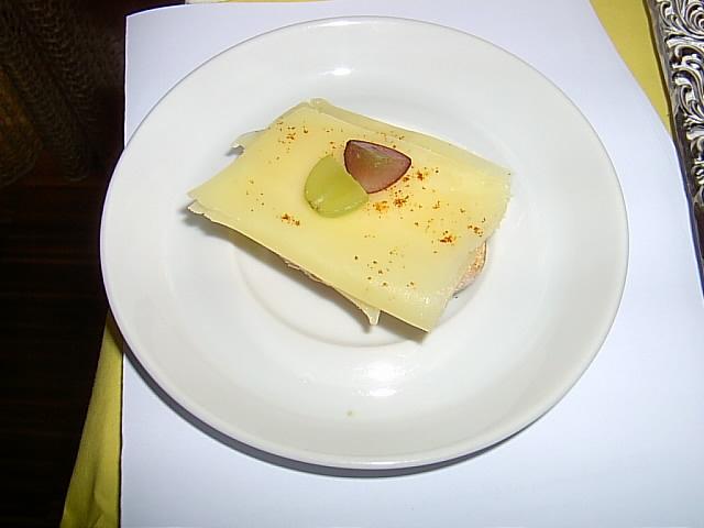 Mini-Broetchen mit Emmentaler und Weintrauben.jpg